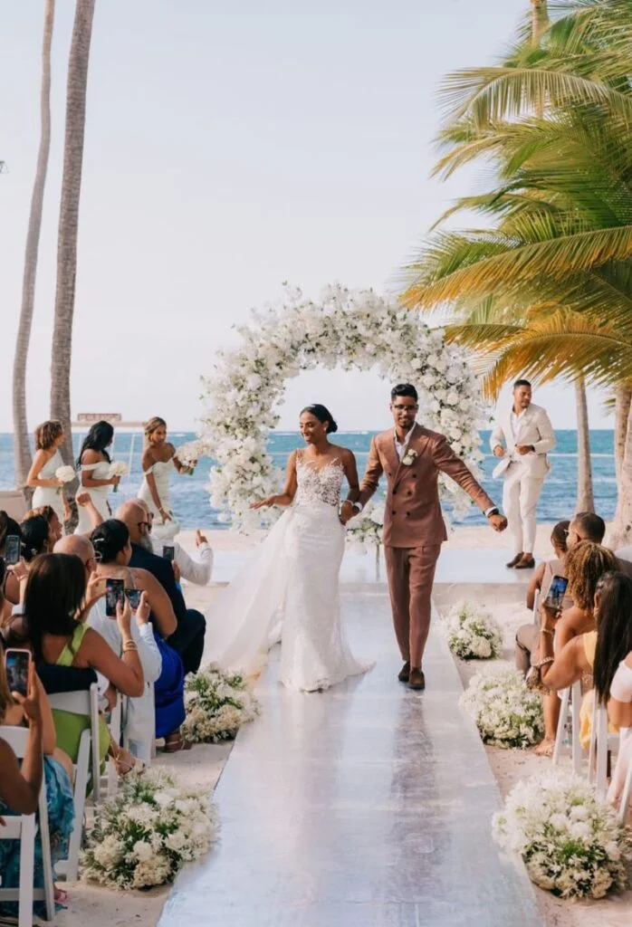 Cómo decorar un altar de flores para un evento de bodas: Consejos y sugerencias para crear un ambiente mágico